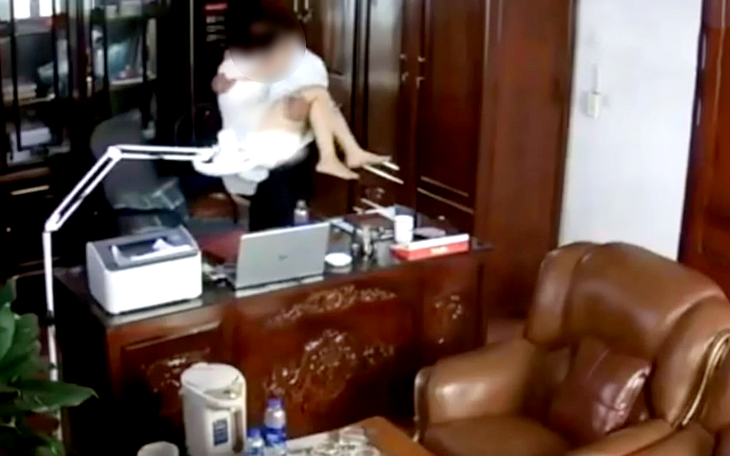 Công an xác minh clip người đàn ông 'thân mật' với phụ nữ trong phòng làm việc - Ảnh 1.