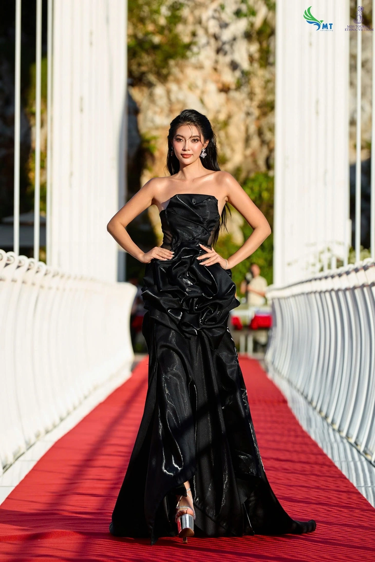 Lên cầu kính ở Mộc Châu diễn bikini thi hoa hậu - Ảnh 3.