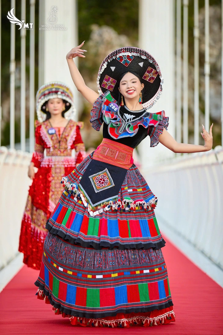 Lên cầu kính ở Mộc Châu diễn bikini thi hoa hậu - Ảnh 5.