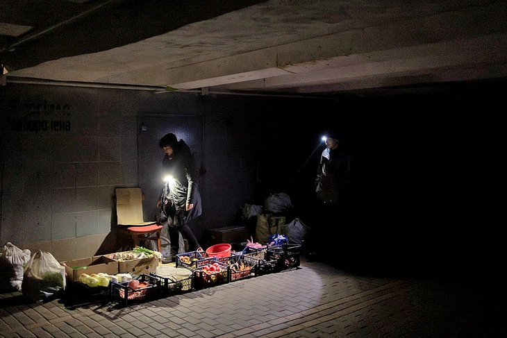 Ukraine khuyến khích người dân cung cấp điện cho trạm di động trong lúc cúp điện - Ảnh 1.