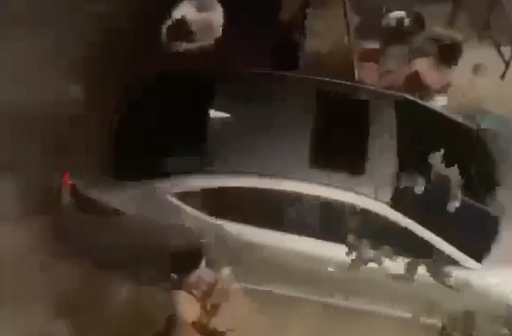 Nhiều người vây ô tô, tài xế chạy xe 'điên loạn' - Ảnh 1.