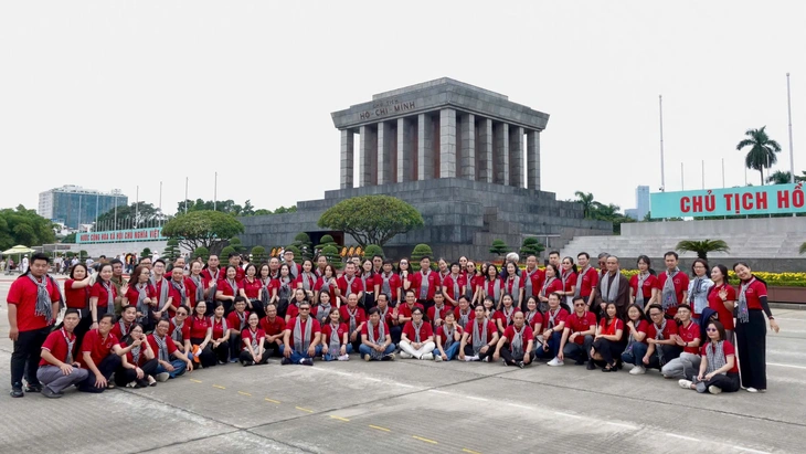 Đoàn tuyên giáo - báo chí TP.HCM bắt đầu hành trình 'Hướng về cội nguồn cách mạng' - Ảnh 2.