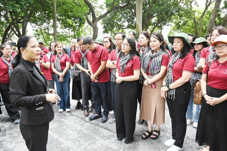 Đoàn tuyên giáo - báo chí TP.HCM bắt đầu hành trình 'Hướng về cội nguồn cách mạng' - Ảnh 1.