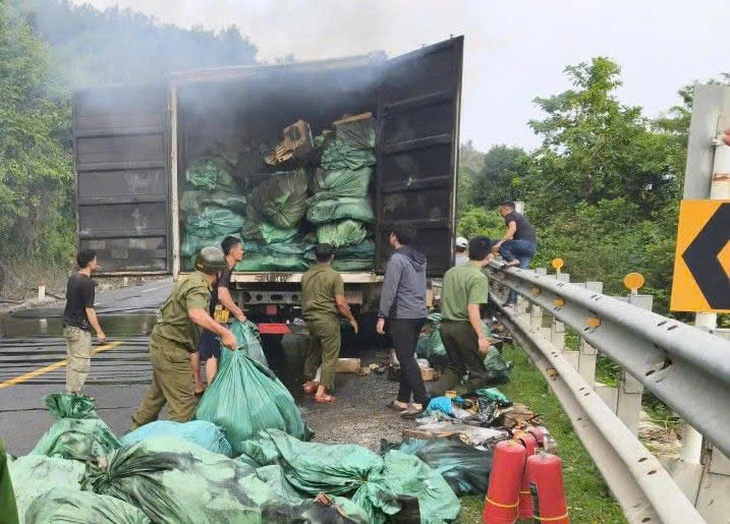Xe container chở hàng chuyển phát nhanh bốc cháy trên quốc lộ 1 - Ảnh 1.