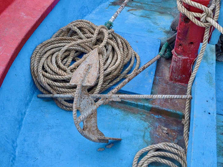 Tàu cá gãy láp, trôi trên biển sau bão số 13, thuyền trưởng vẫn cứu 2 ngư dân bị sóng dữ cuốn- Ảnh 5. ngư dân - Ảnh 4.