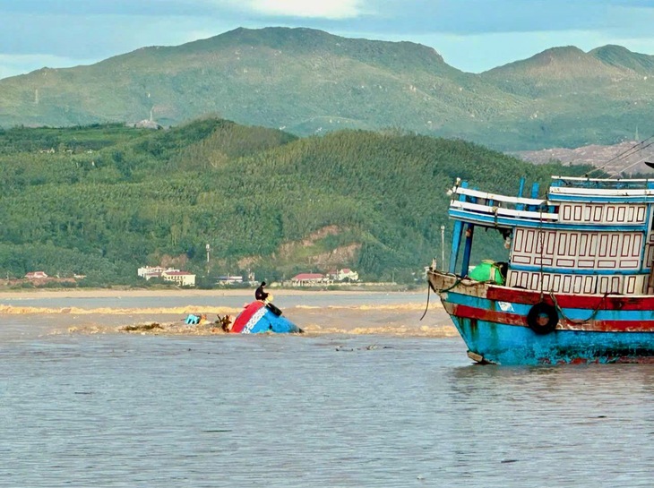 Tàu cá gãy láp, trôi trên biển sau bão số 13, thuyền trưởng vẫn cứu 2 ngư dân bị sóng dữ cuốn- Ảnh 2. ngư dân - Ảnh 2.