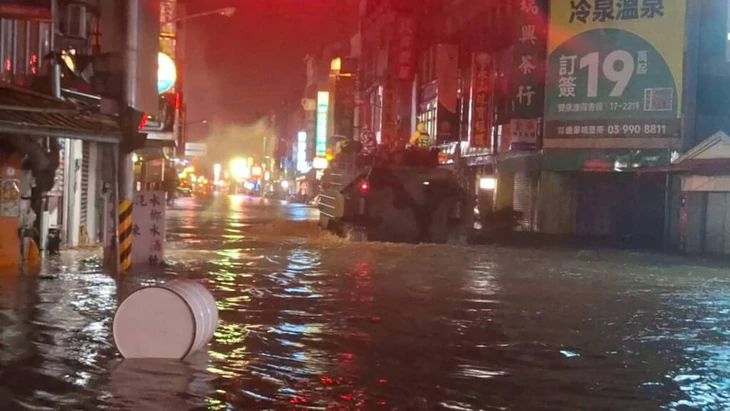 Bão Phượng Hoàng nhấn chìm nhiều khu vực Đài Loan, hơn 8.000 người sơ tán - Ảnh 1.