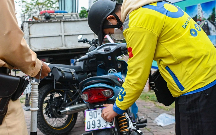 Xử lý loạt tài xế đeo khẩu trang, dán biển số xe  - Ảnh 6.