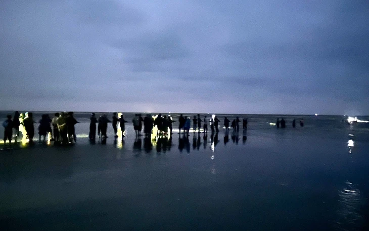 Phát hiện thi thể nữ giới dạt vào kè đá bên bờ biển - Ảnh 2.