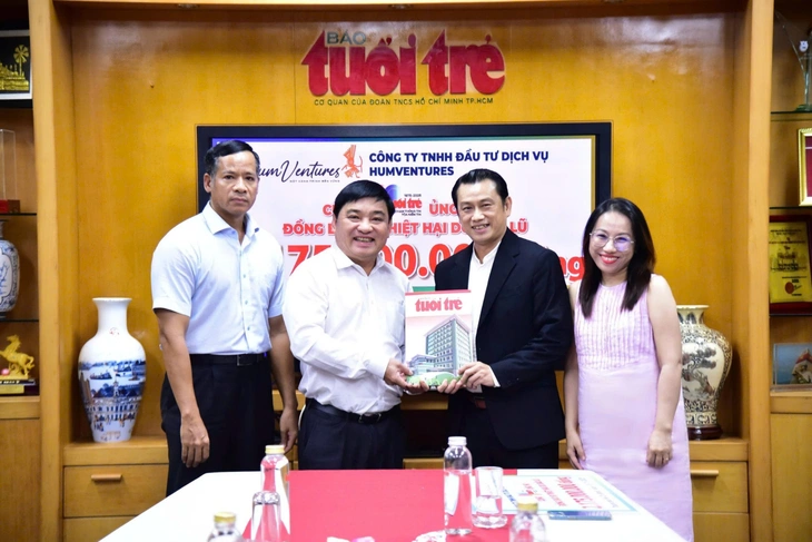 Công ty Humventures trao Tuổi Trẻ gần 2,2 tỉ đồng ủng hộ đồng bào miền Trung - Ảnh 3.