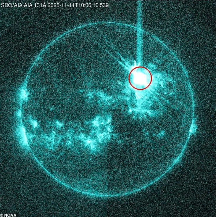 Mặt trời 'bùng nổ', nguy cơ làm gián đoạn liên lạc và vệ tinh toàn cầu - Ảnh 2.