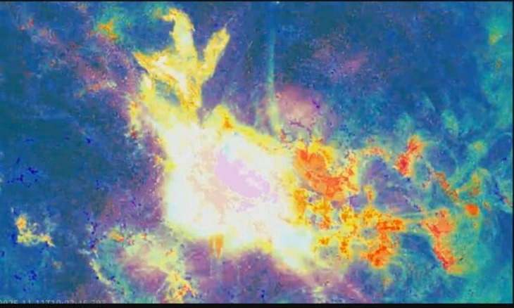 Mặt trời 'bùng nổ', nguy cơ làm gián đoạn liên lạc và vệ tinh toàn cầu - Ảnh 1.