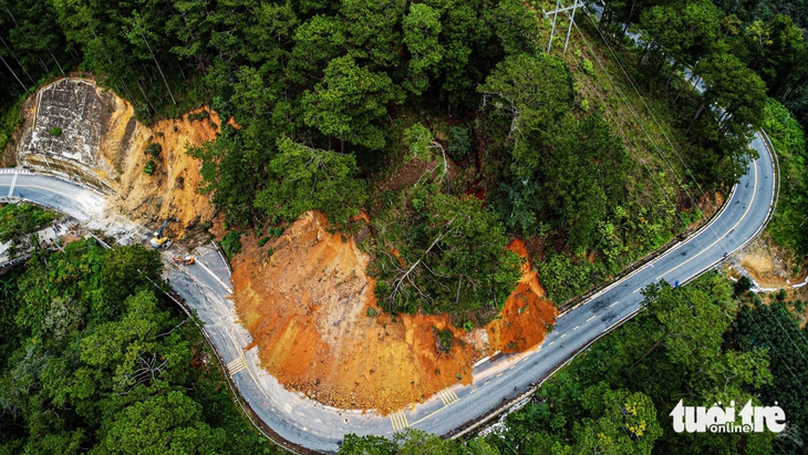 Tiếp tục đóng đèo D’Ran Đà Lạt, làm công trình khẩn cấp để chống sạt lở - Ảnh 1.