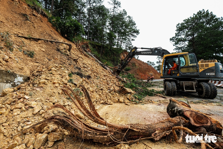 Tiếp tục đóng đèo D’Ran Đà Lạt, làm công trình khẩn cấp để chống sạt lở - Ảnh 3.