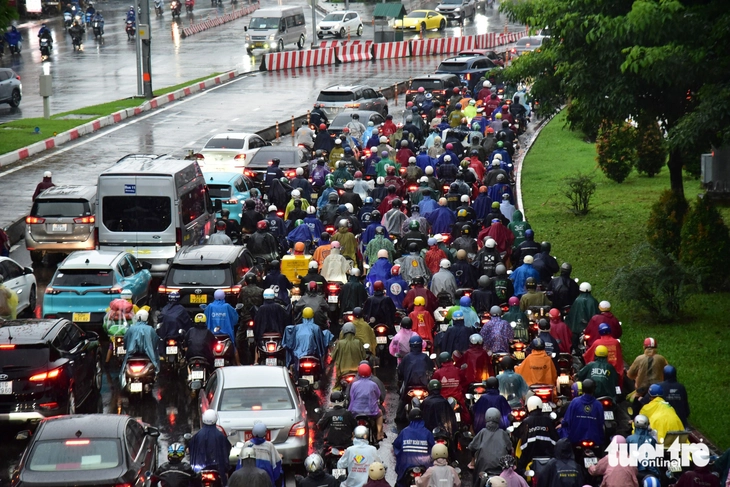 đội mưa - Ảnh 2.