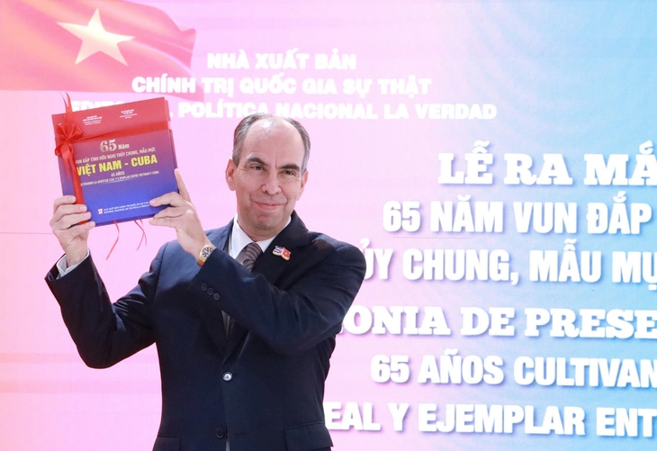 Cuốn sách gìn giữ ký ức lịch sử và tình đoàn kết đặc biệt Việt Nam - Cuba - Ảnh 1. Cuốn sách gìn giữ ký ức lịch sử và tình đoàn kết đặc biệt Việt Nam - Cuba - Ảnh 1.