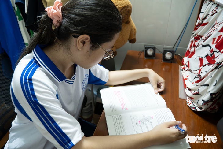 100 triệu đồng tặng nữ SV ĐH Y Dược TP.HCM, tuổi thơ chăm ba bị liệt và giờ nghe tin mẹ ung thư - Ảnh 5.