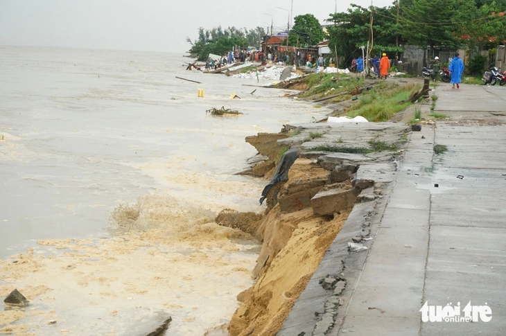 Bờ kè An Lương tan nát trong mưa lũ lịch sử, Đà Nẵng công bố tình huống khẩn cấp - Ảnh 1.