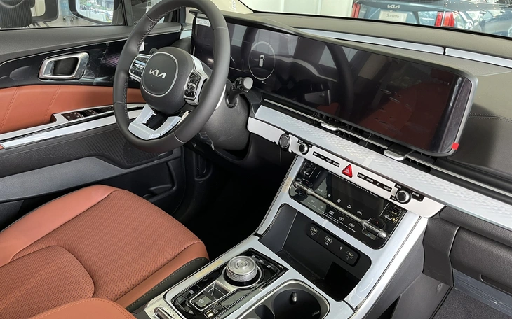 Kia Carnival máy xăng dọn kho giảm giá gần 400 triệu đồng tại đại lý, chạy đều 100km/ngày thì tiền tiết kiệm đủ đổ xăng 6 năm- Ảnh 5. Kia Carnival - Ảnh 4.