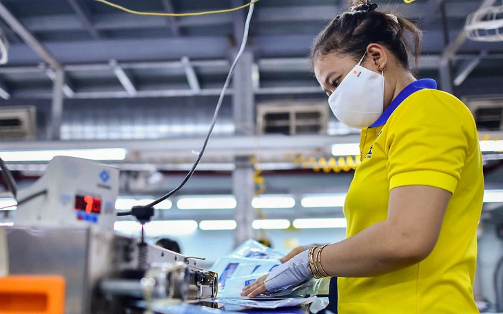 Công đoàn 'chạy nước rút' đàm phán tăng lương cho công nhân từ 1-1-2026 - Ảnh 2.