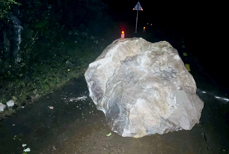 Tảng đá nặng hàng tấn sạt lở lăn xuống đường trong đêm, chính quyền tính chuyện di dời dân - Ảnh 1.