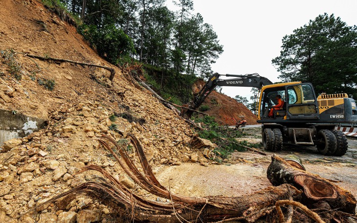 Đường ven biển ngàn tỉ vẫn chưa thông tuyến do khó khăn xử lý đất đá bị sạt lở - Ảnh 4.