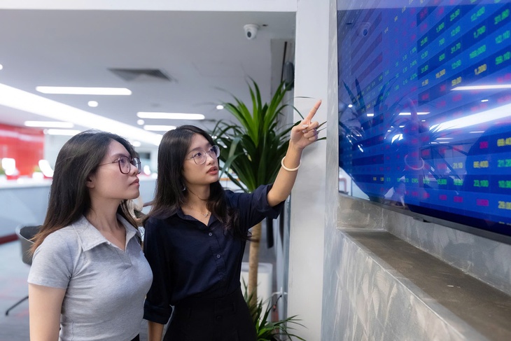 Việt Nam nghiên cứu cho phép bán khống chứng khoán, nhà đầu tư cần lưu ý gì? - Ảnh 1.