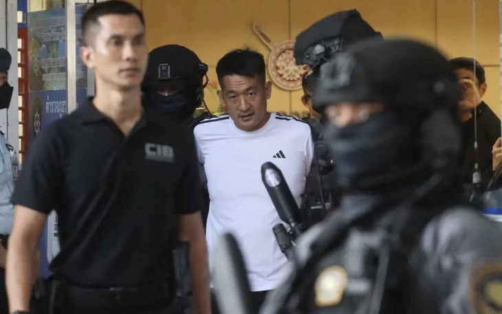 Cảnh sát Thái Lan hoá công chúa Disney, hải tặc vây bắt tội phạm - Ảnh 4.