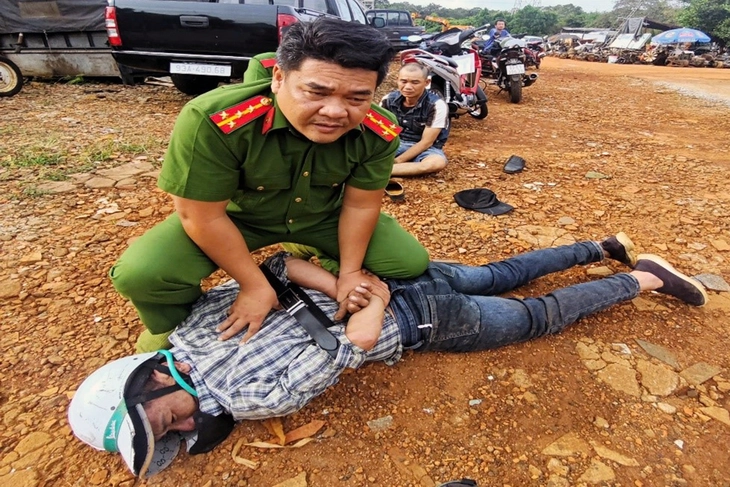 Liên tục lạng lách, chống trả quyết liệt, nghi phạm trộm cắp mang 6 tiền án vẫn bị bắt - Ảnh 1.
