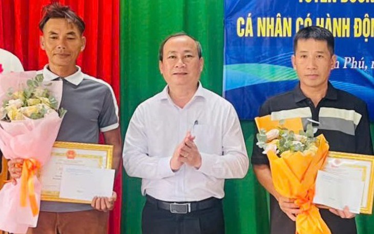 Sóng lớn đánh chìm thúng, ngư dân trôi dạt trên biển Dung Quất may mắn được cứu - Ảnh 5.