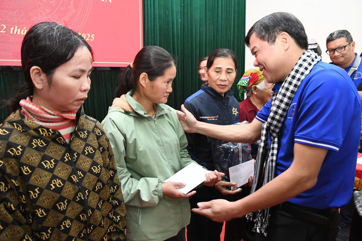 Đoàn tuyên giáo - báo chí TP.HCM tặng quà cho gia đình chính sách, hộ khó khăn tại Thái Nguyên - Ảnh 4.