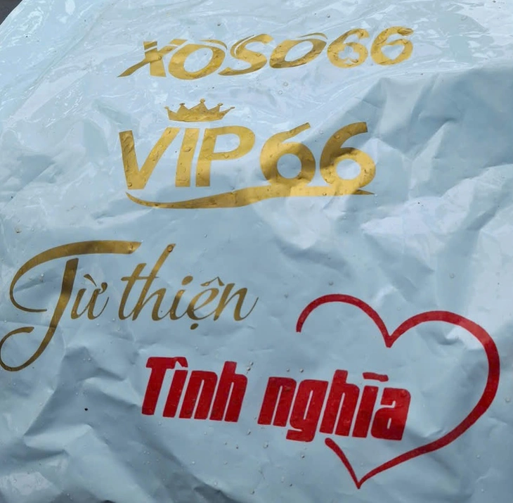 Giả danh đoàn từ thiện để lừa đảo sau mưa lũ ở Huế - Ảnh 1.