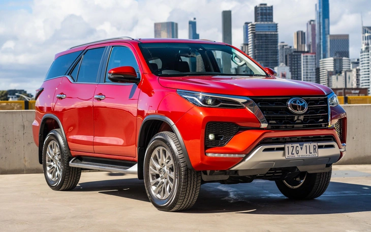 Toyota Fortuner 2026 lần đầu lộ diện chạy thử: Thiết kế lột xác, dễ thêm bản hybrid đấu Ford Everest - Ảnh 4.