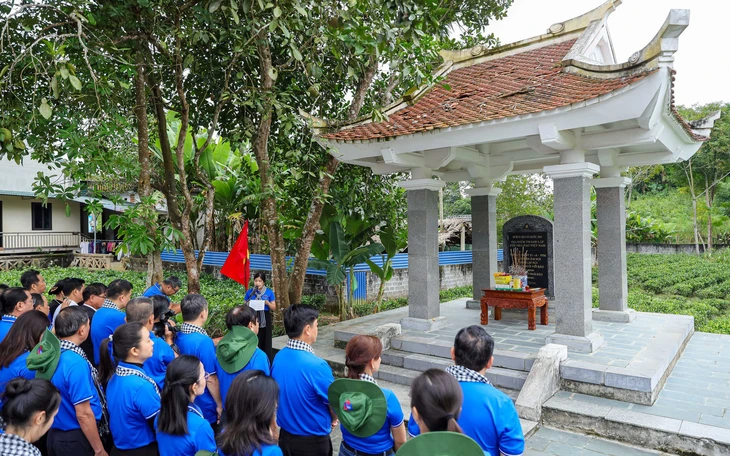 Đoàn tuyên giáo - báo chí TP.HCM thăm, tặng quà hộ dân bị ảnh hưởng bão lũ tại Thái Nguyên  - Ảnh 1.