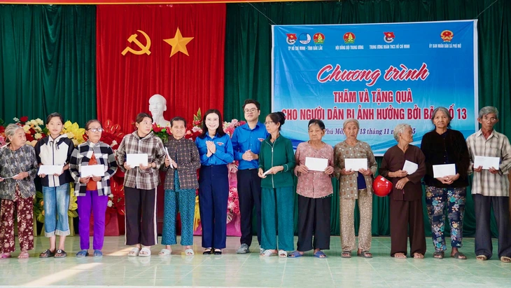 tặng quà - Ảnh 1.