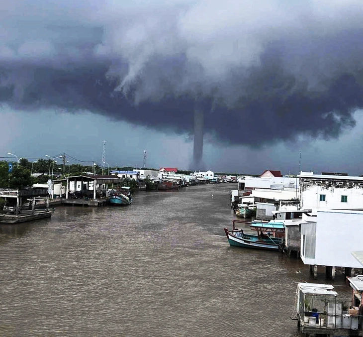 Chiều nay vòi rồng cao hàng trăm mét xuất hiện ở cửa biển tỉnh Cà Mau - Ảnh 1.