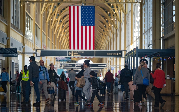 Hạ viện Mỹ thông qua dự luật mở cửa chính phủ trở lại - Ảnh 2.