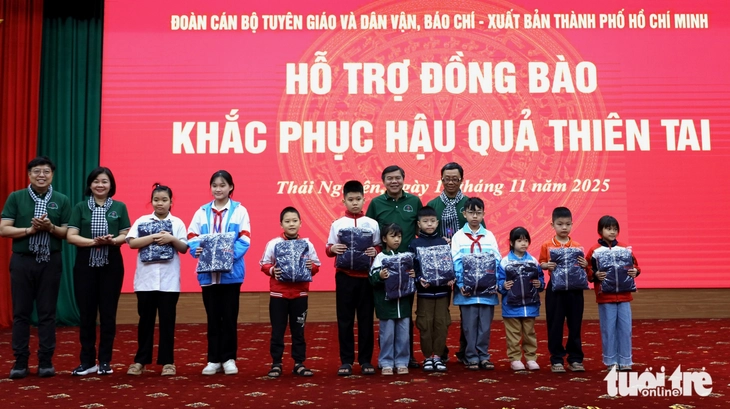 Đoàn tuyên giáo, báo chí TP.HCM thăm và tặng quà hộ dân bị ảnh hưởng bão lũ tại Thái Nguyên - Ảnh 1.