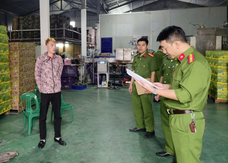 Khởi tố giám đốc công ty sản xuất, buôn bán nước ngọt giả - Ảnh 1.