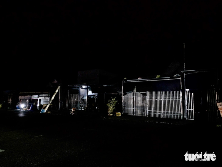 Muôn kiểu sống chung với mất điện của người dân vùng bão phía đông Đắk Lắk - Ảnh 1.