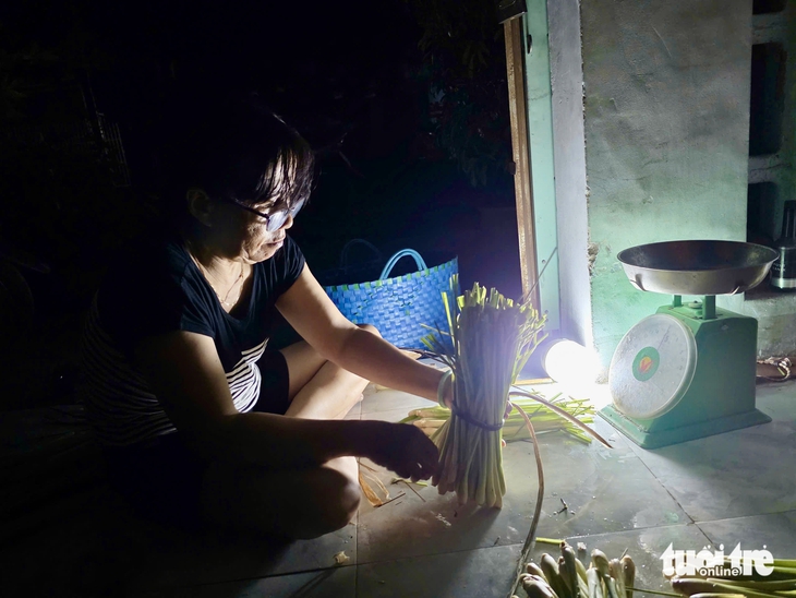 Muôn kiểu sống chung với mất điện của người dân vùng bão phía đông Đắk Lắk - Ảnh 6.