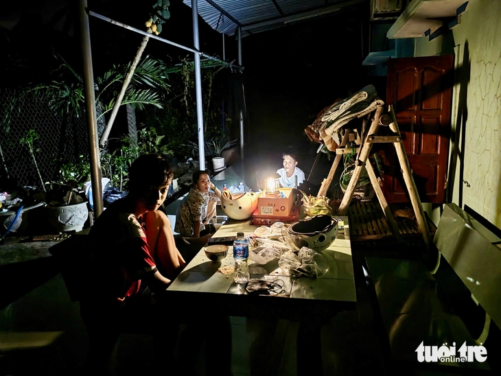 Muôn kiểu sống chung với mất điện của người dân vùng bão phía đông Đắk Lắk - Ảnh 8.