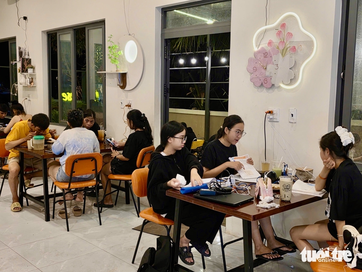 Muôn kiểu sống chung với mất điện của người dân vùng bão phía đông Đắk Lắk - Ảnh 3.