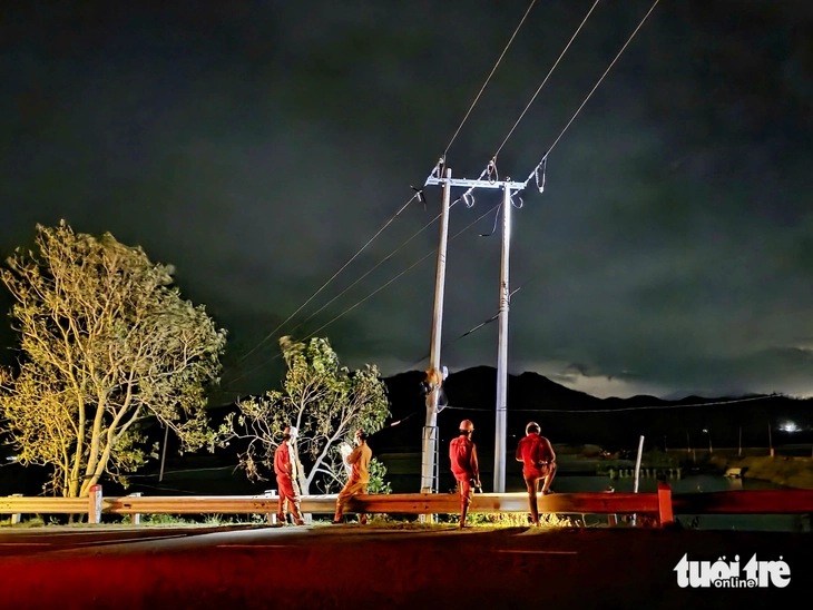Muôn kiểu sống chung với mất điện của người dân vùng bão phía đông Đắk Lắk - Ảnh 4.