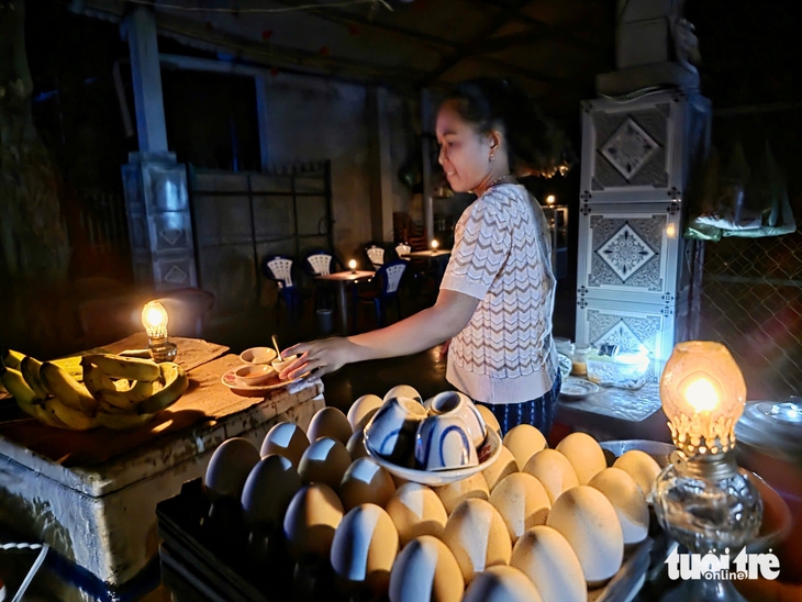 Muôn kiểu sống chung với mất điện của người dân vùng bão phía đông Đắk Lắk - Ảnh 7.