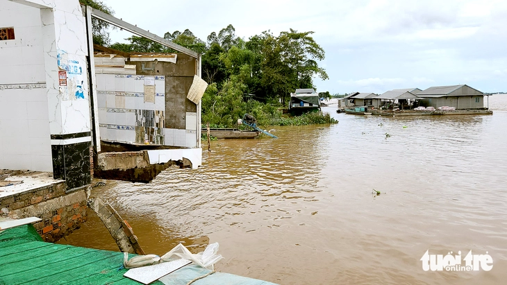 Nước lũ dâng cao kết hợp triều cường gây sạt lở tại nhiều tỉnh miền Tây - Ảnh 2.