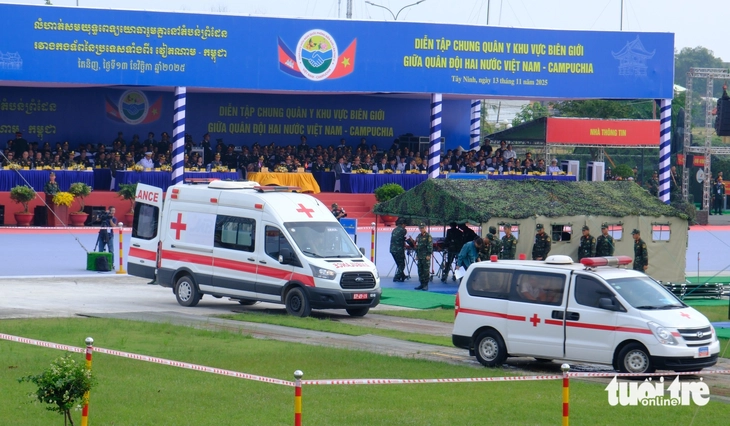 Bộ trưởng Quốc phòng Việt Nam và Campuchia hội đàm tại Tây Ninh - Ảnh 4.