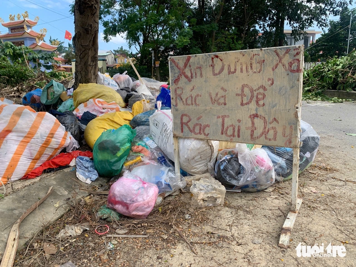 Rác thải ùn ứ tại nhiều khu dân cư ở Đà Nẵng sau mưa lũ - Ảnh 6.