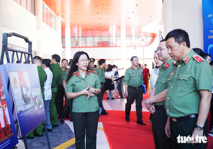 Bộ Công an triển lãm ảnh thực trạng tội phạm mua bán người, bạo lực giới tính - Ảnh 1.