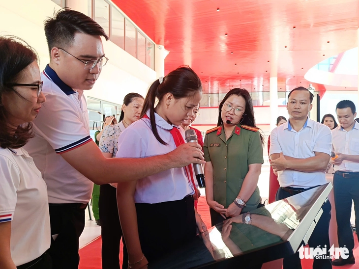 Bộ Công an triển lãm ảnh thực trạng tội phạm mua bán người, bạo lực giới tính - Ảnh 5.